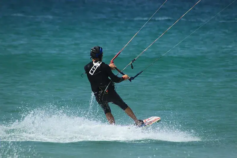 Alumno practicando kitesurf durante una clase en Tarifa