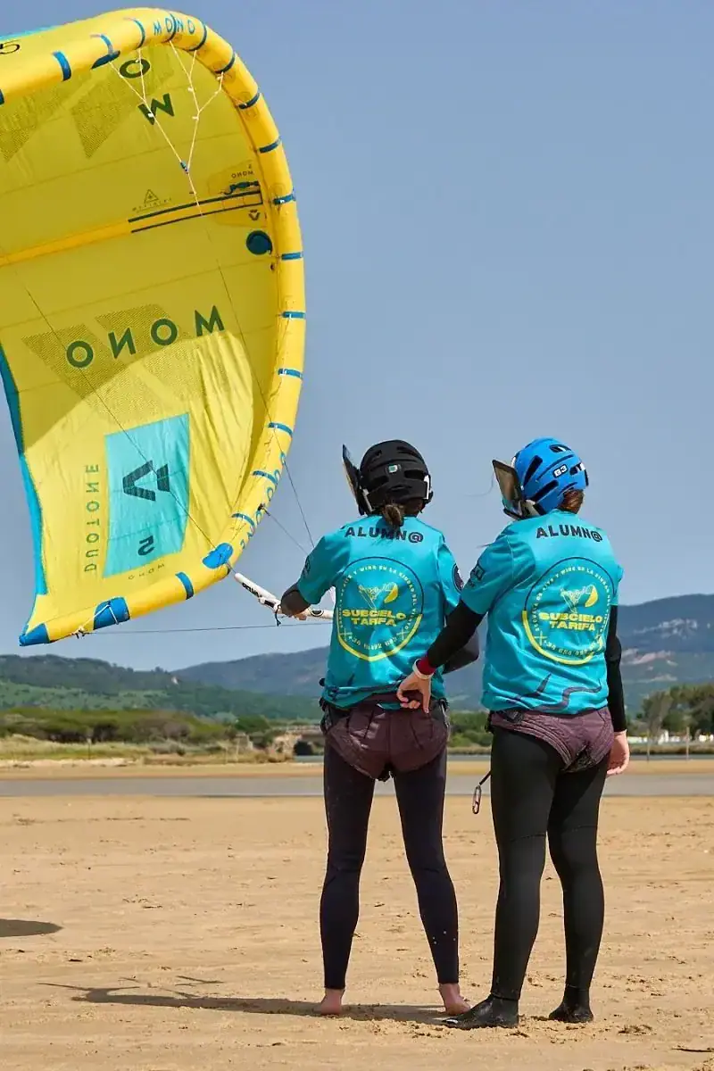 Instructor de Subcielo explicando a un alumno antes de la sesión de kitesurf en Tarifa